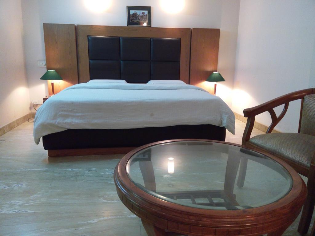Hotel Queens Residency Gurgaon Oda fotoğraf