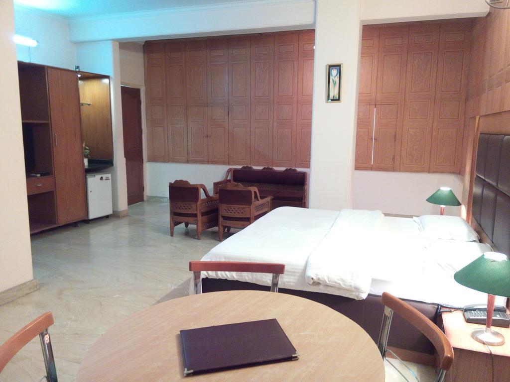 Hotel Queens Residency Gurgaon Oda fotoğraf