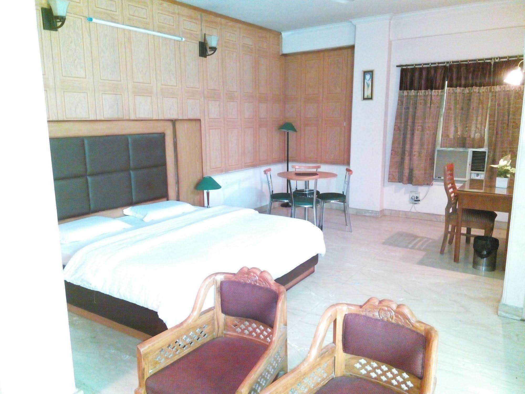 Hotel Queens Residency Gurgaon Dış mekan fotoğraf