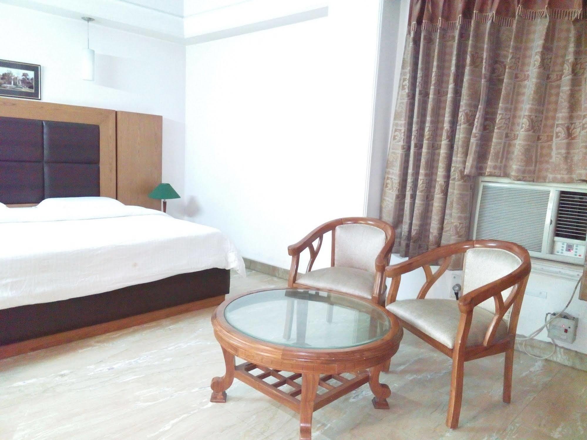 Hotel Queens Residency Gurgaon Dış mekan fotoğraf