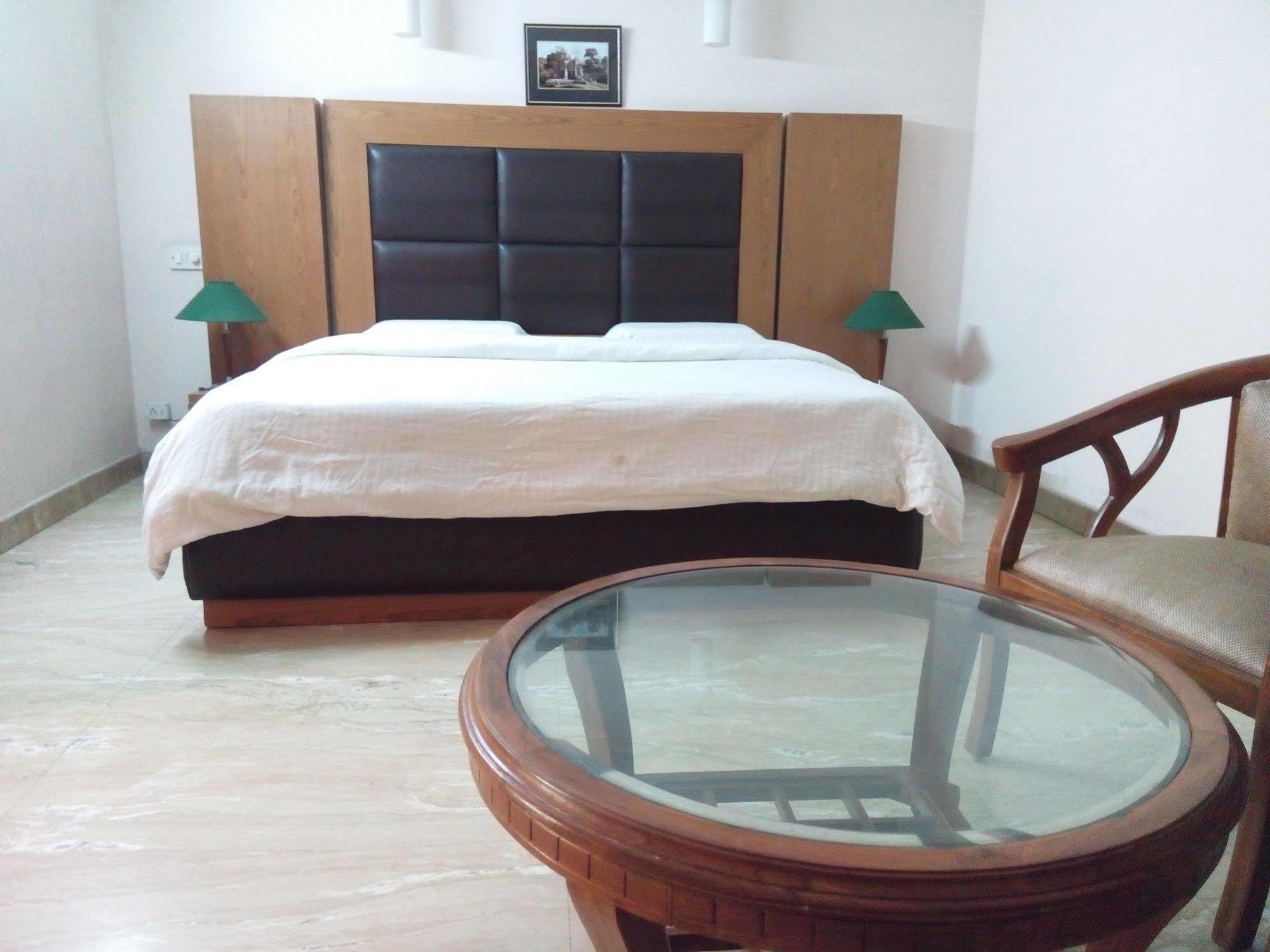 Hotel Queens Residency Gurgaon Dış mekan fotoğraf