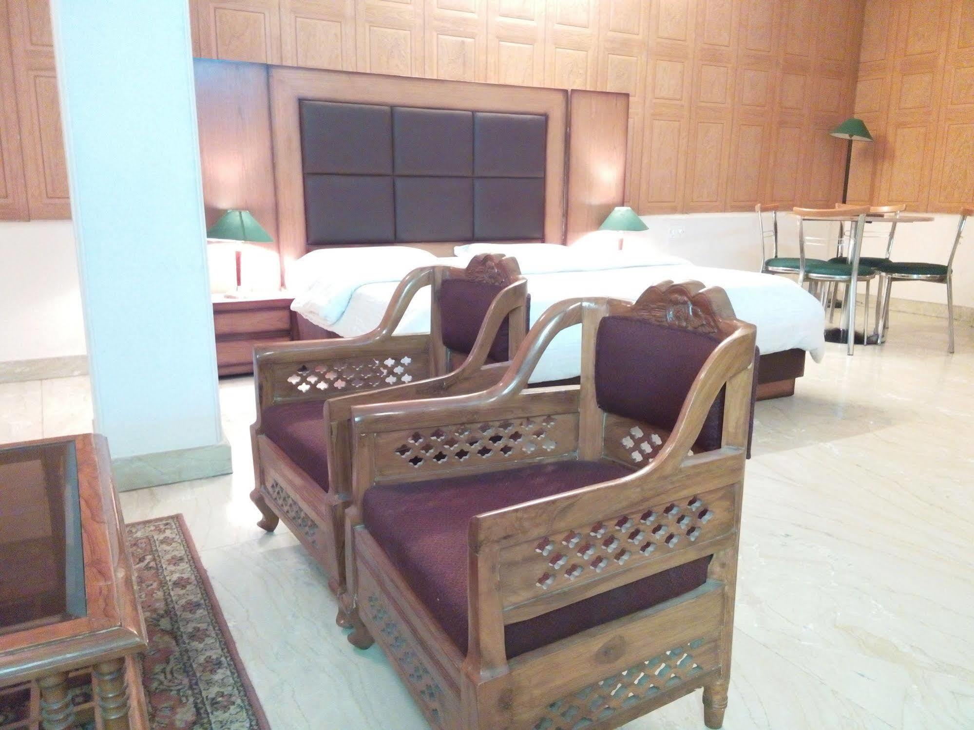 Hotel Queens Residency Gurgaon Dış mekan fotoğraf
