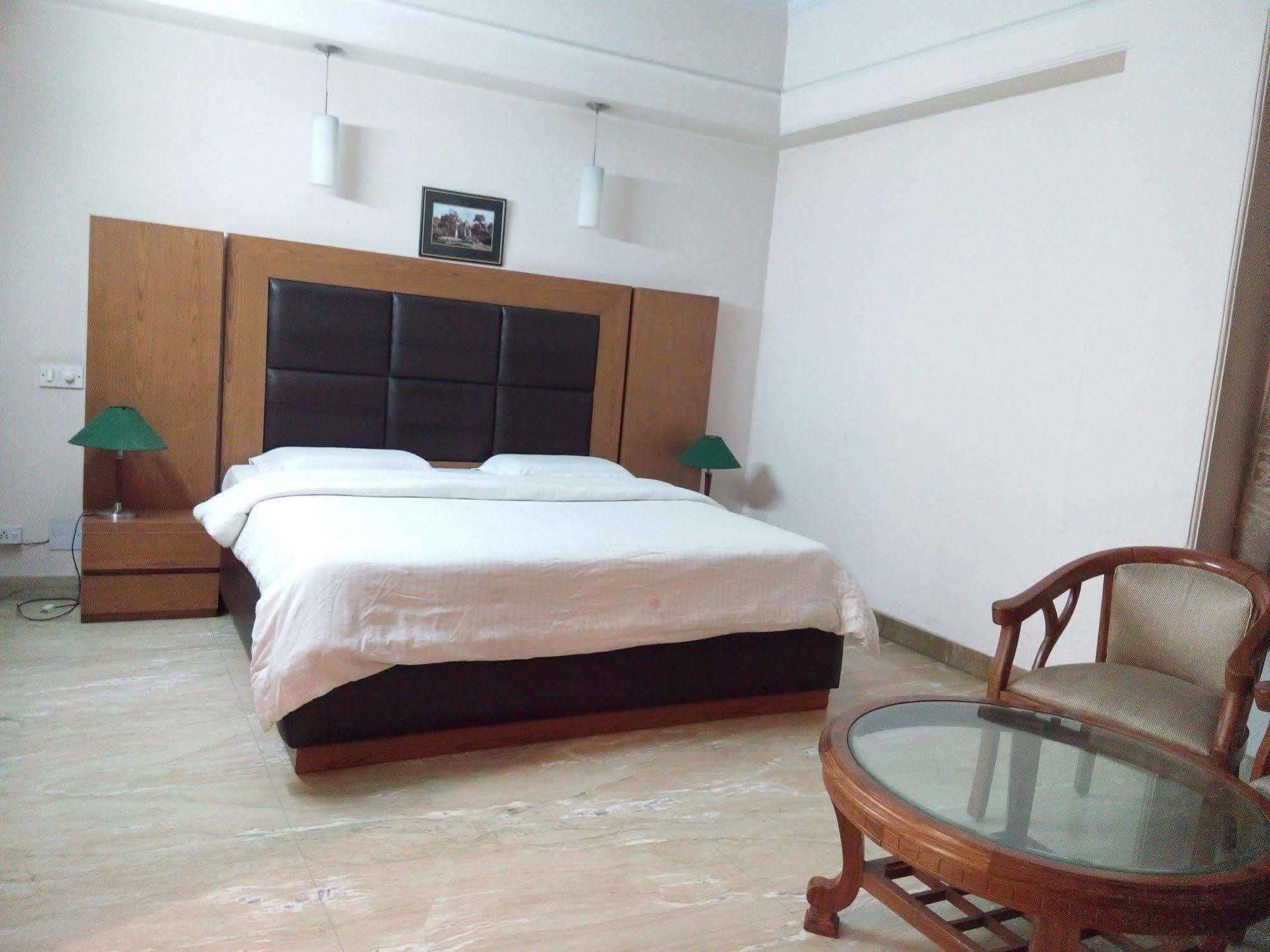 Hotel Queens Residency Gurgaon Dış mekan fotoğraf