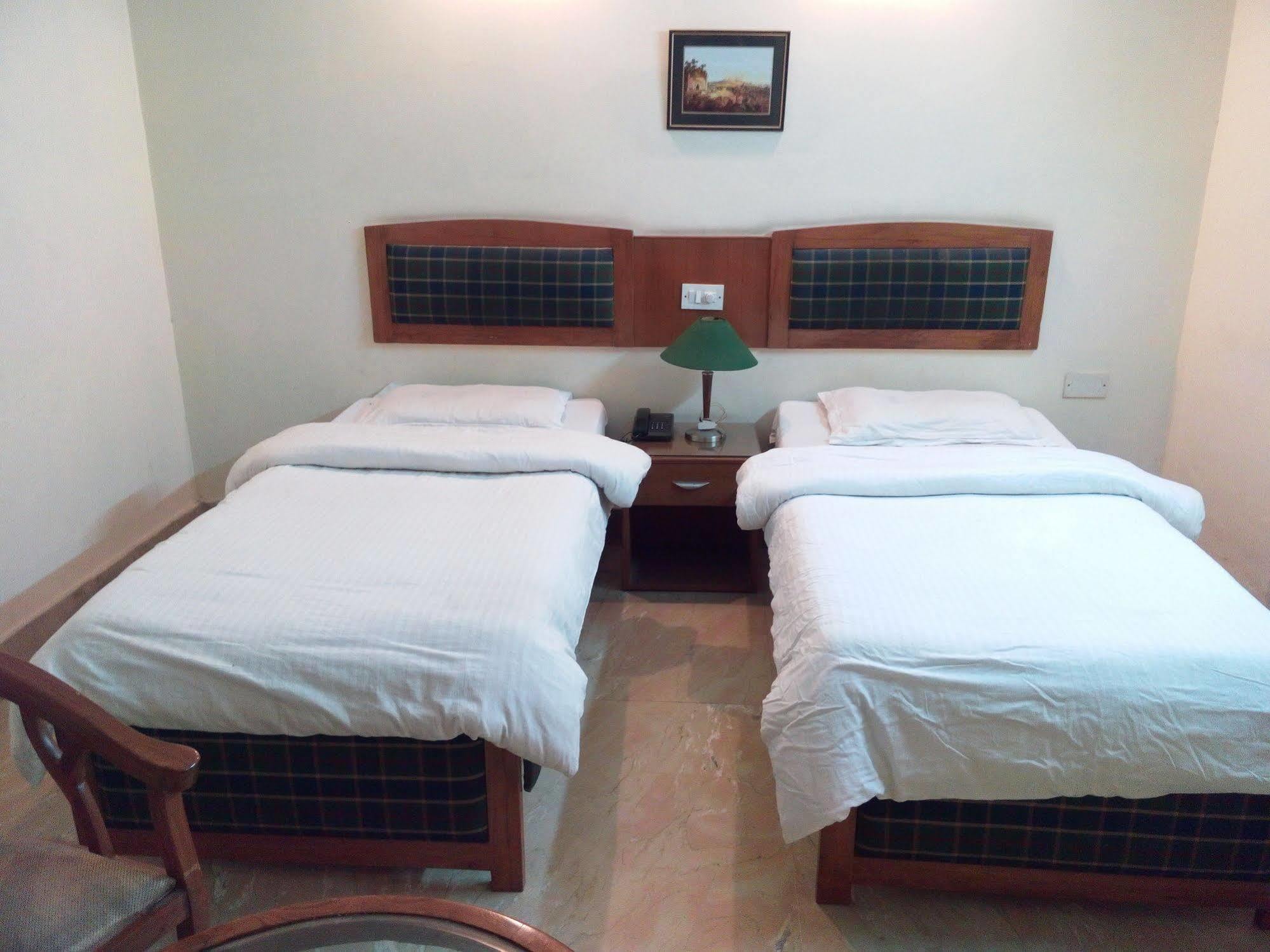 Hotel Queens Residency Gurgaon Dış mekan fotoğraf