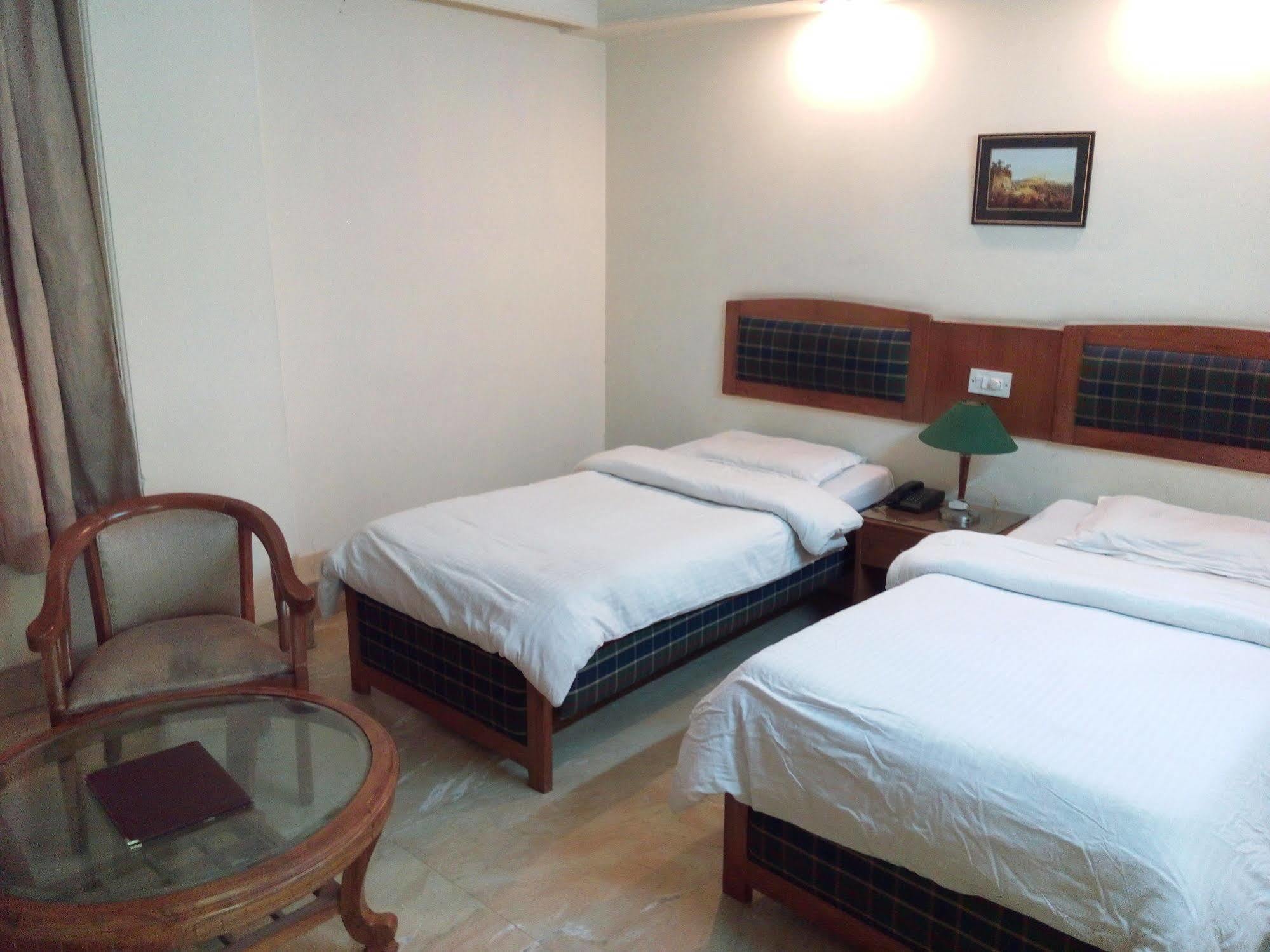 Hotel Queens Residency Gurgaon Dış mekan fotoğraf