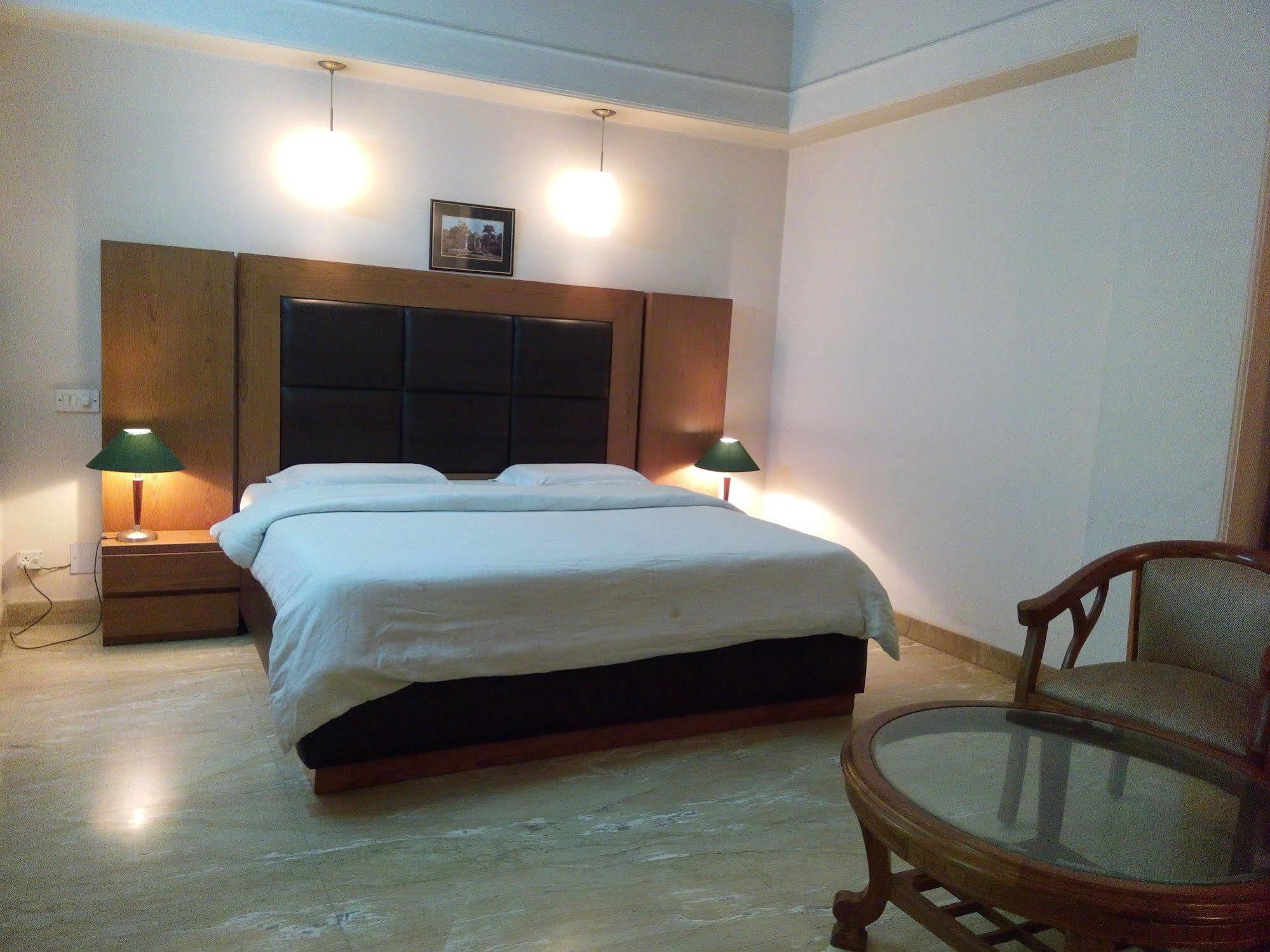 Hotel Queens Residency Gurgaon Dış mekan fotoğraf