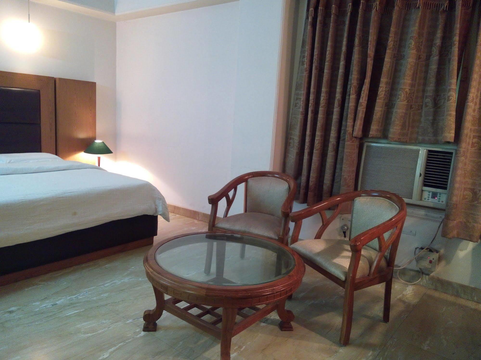 Hotel Queens Residency Gurgaon Dış mekan fotoğraf