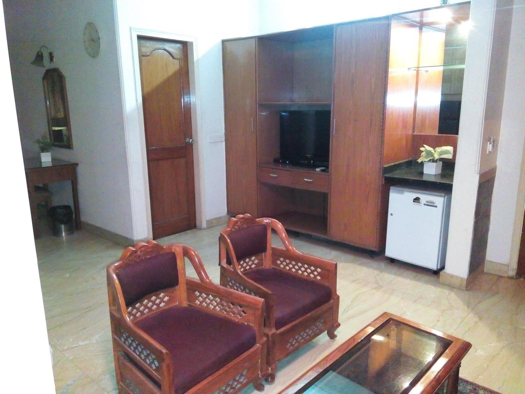 Hotel Queens Residency Gurgaon Dış mekan fotoğraf
