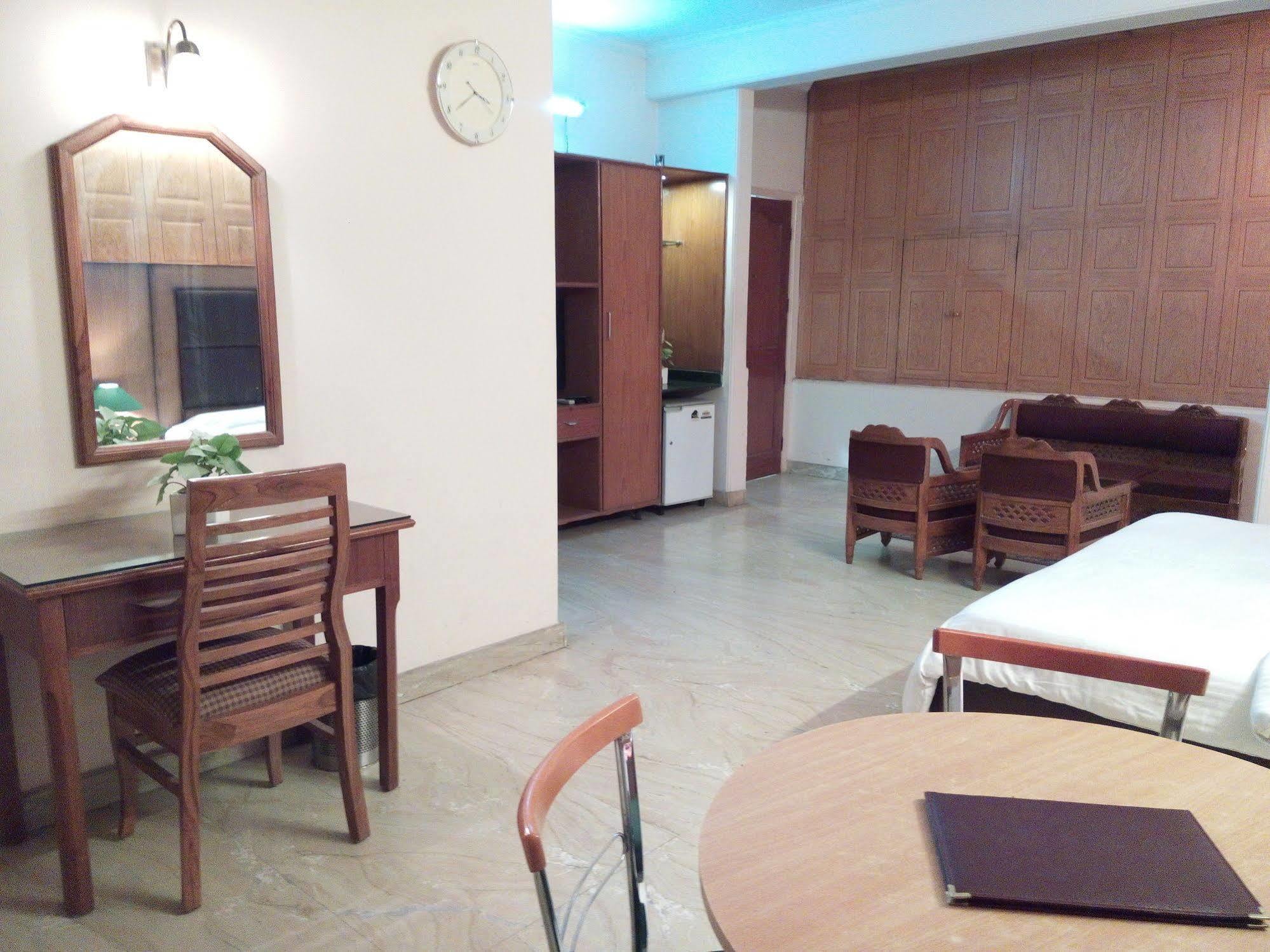 Hotel Queens Residency Gurgaon Dış mekan fotoğraf