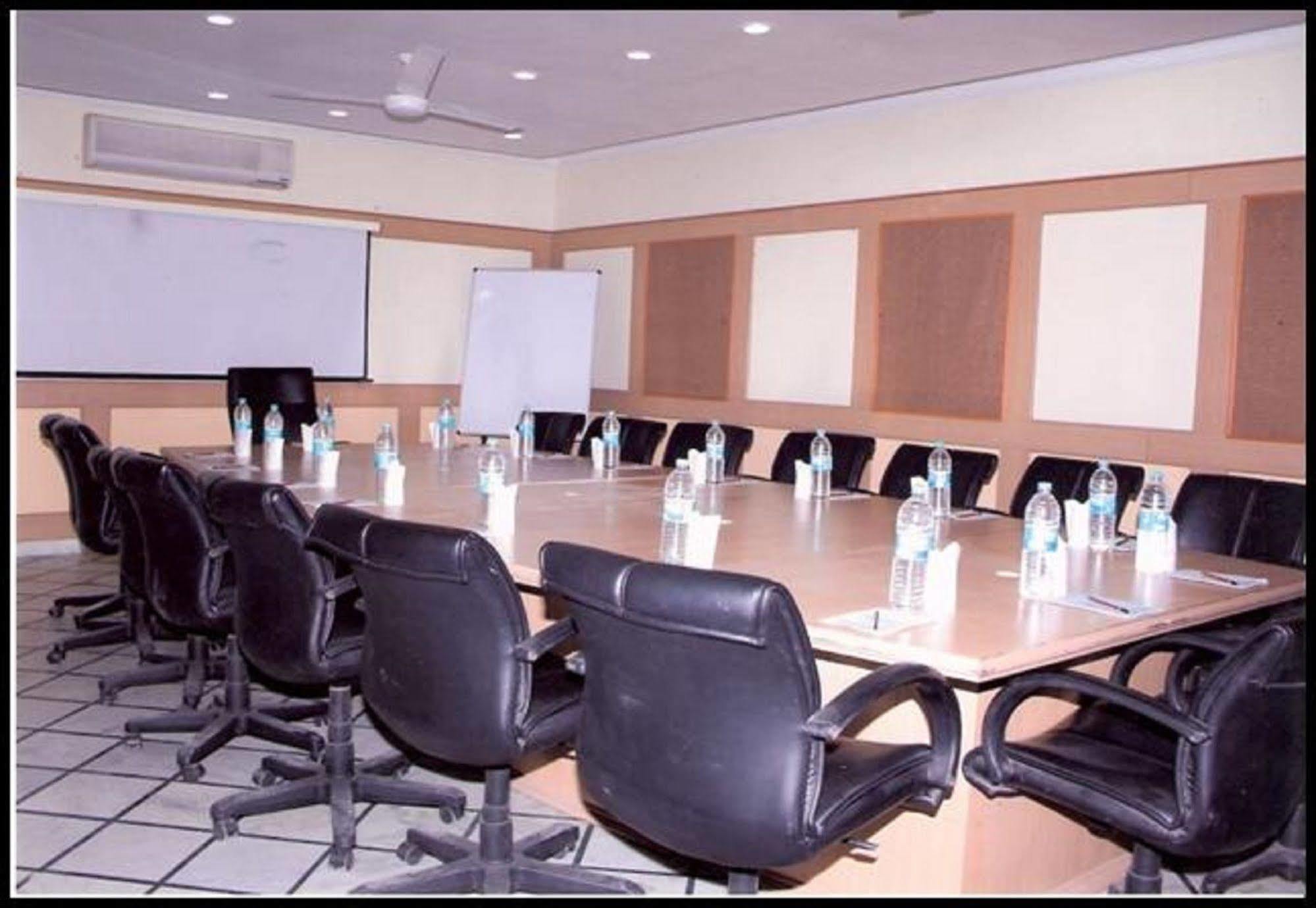 Hotel Queens Residency Gurgaon Dış mekan fotoğraf